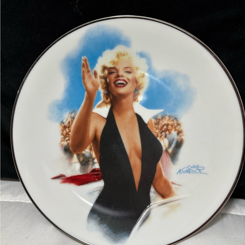 Decorative Plate with Iconic Portrait- Marilyn Manroe Collector Plates!